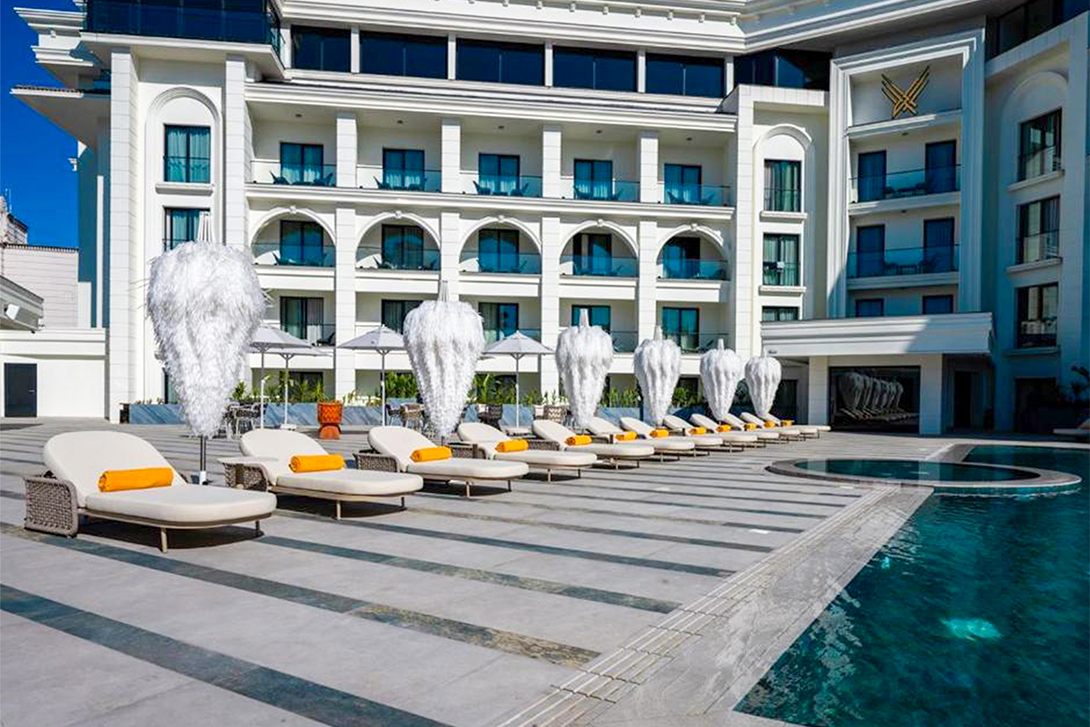 21-chamada-girne-pool-with-sunbed